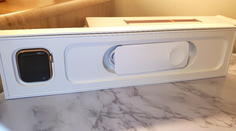 Apple Watch SE 40MM Gold Aluminum Case Plum